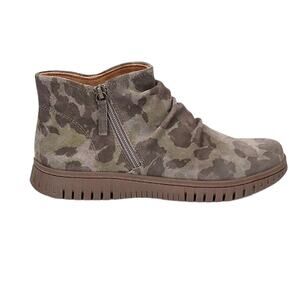 NWOT Comfortiva Calla Olive Camo Booties – Sz 10